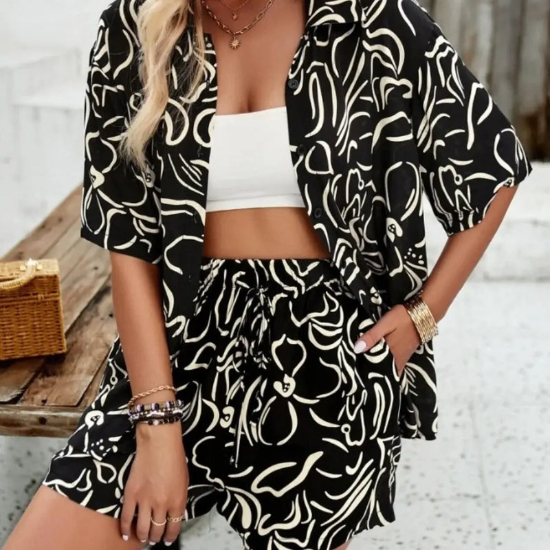 Conjunto Feminino Urban Chic - Camisa de Manga Curta e Shorts de Cintura Alta com Estampa Geométrica